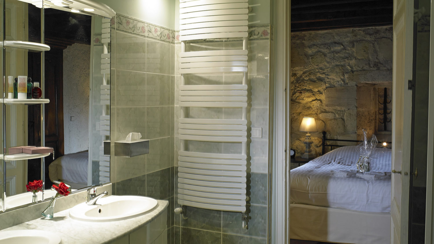 Cottage "Margaux" (2 pers): Lovely bathroom with jacuzzi and separate shower