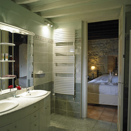 Een royale badkamer met bubbelbad en separate douche