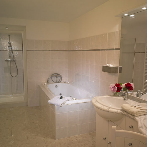 Een compleet uitgeruste badkamer