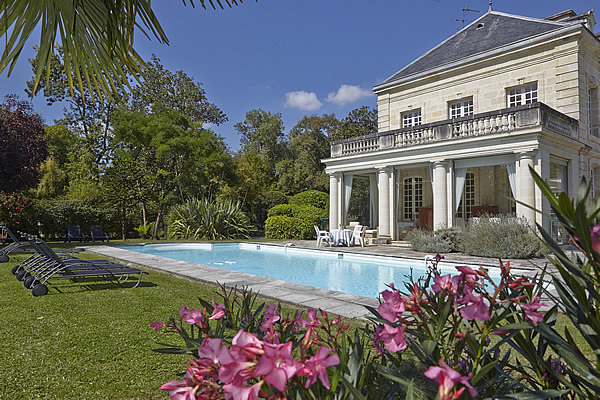 Het grote zwembad ligt werkelijk schitterend aan de zuidzijde van het château