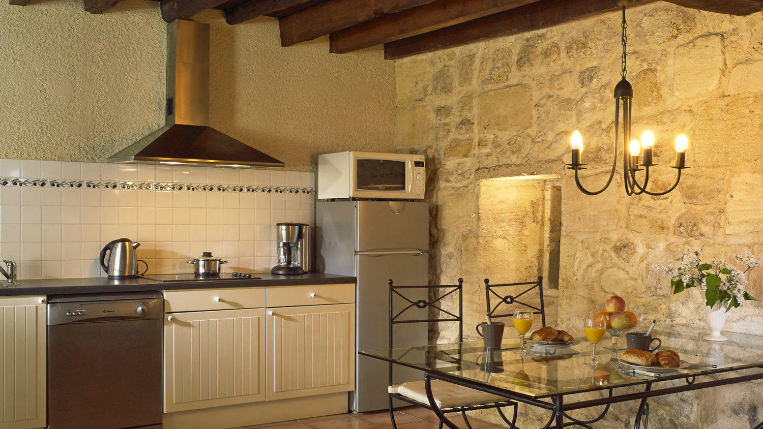 Cottage "Margaux" (2 pers) dining/kitchen area with fridge/freezer + dishwasher